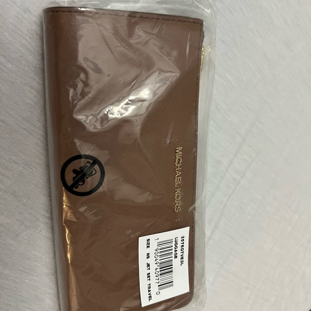 Michael Kors Jet Set Travel Large Logo Quarter-Zip Wallet